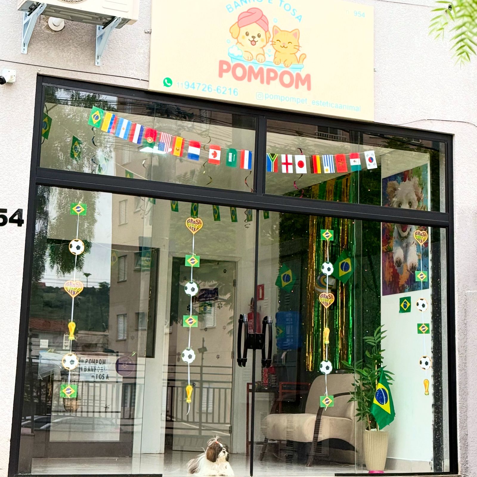 Fachada da PomPom Pet decorada para a Copa do Mundo 2026